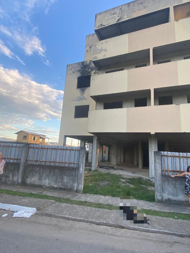 Trio é detido após cão ser arremessado de prédio abandonado em Itajaí