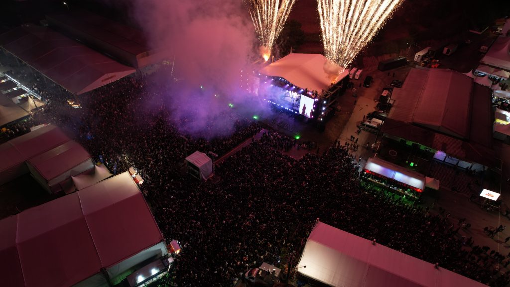 Zezé Di Camargo leva multidão à Festa Nacional do Colono e mais de 65 mil pessoas passam pelo evento em um único dia em Itajaí